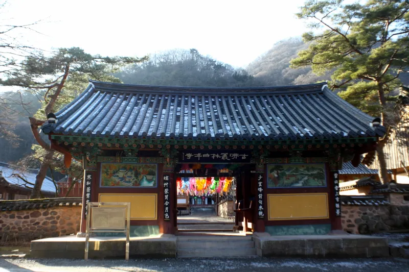 Baekyangsa below the cliffs of Baegamsan in Jangseong.
