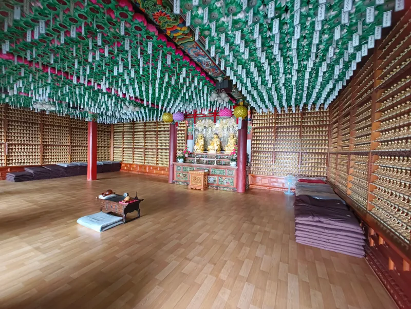 A hall at Boriam on the slope of Geumsan.
