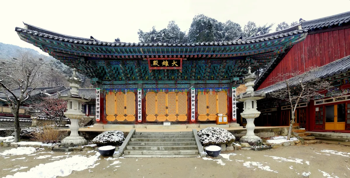 The precinct of Donghaksa on Gyeryongsan, Gongju.