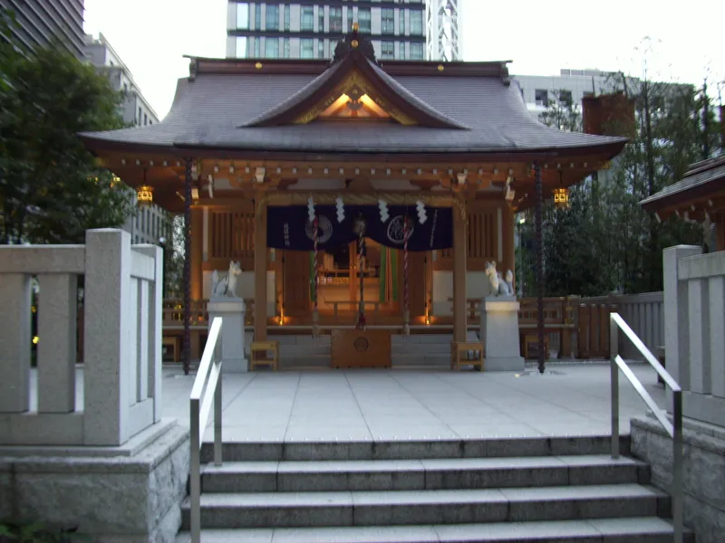 Fukutoku Shrine in its plaza, rebuilt as part of the Nihonbashi Muromachi development