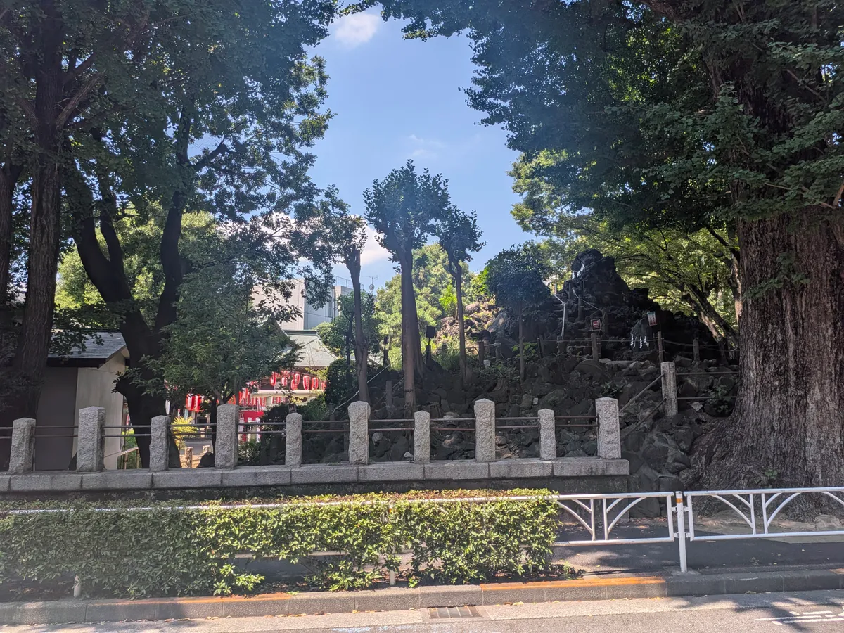 The grounds of Hatonomori Hachiman Shrine in Sendagaya