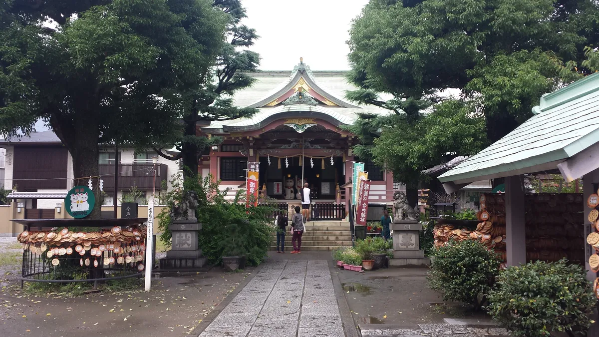 The hall of Imado Shrine seen across its grounds in Asakusa