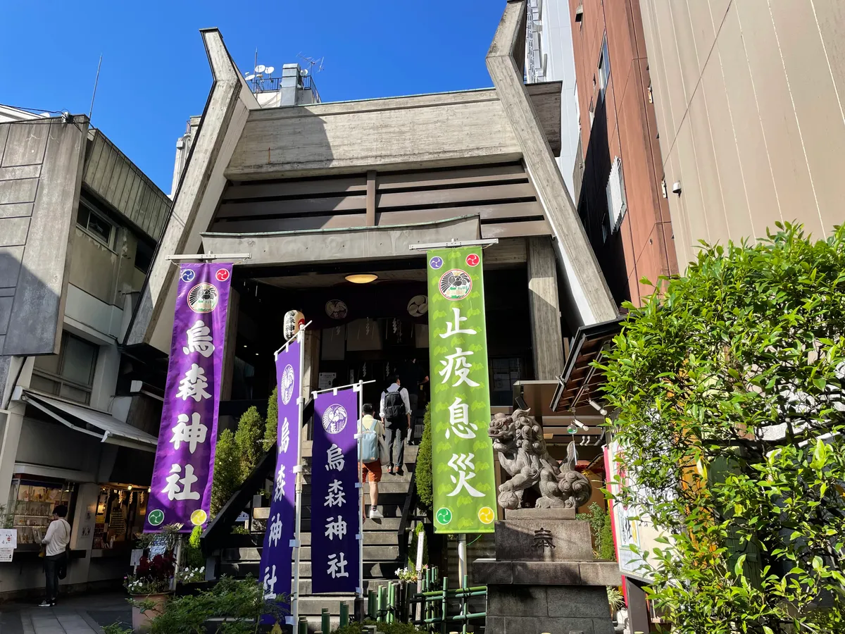 Karasumori Shrine at the end of a narrow alley in Shimbashi
