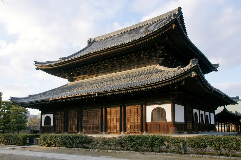 A hall at Kennin-ji seen across its raked gravel court.