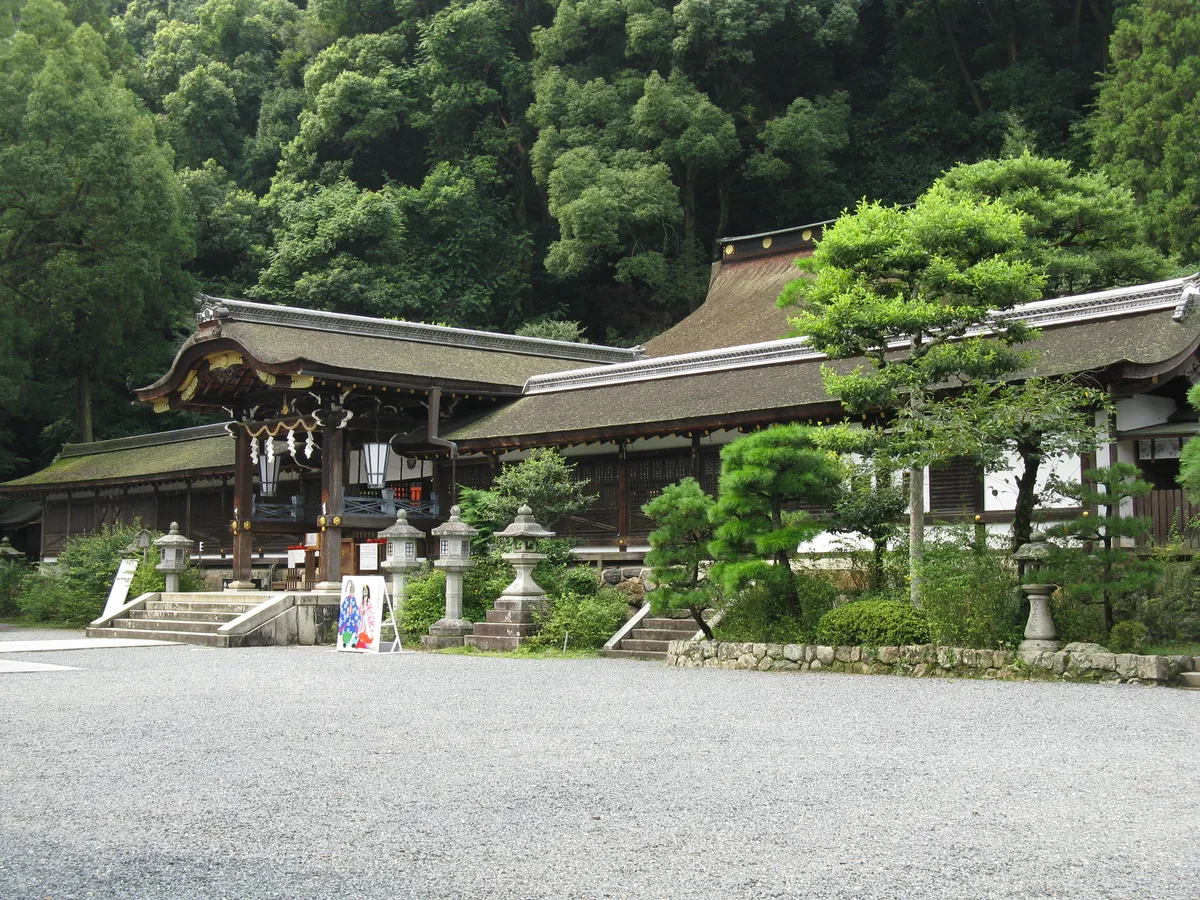 The main hall of Matsunoo Taisha beneath the wooded slope of Matsuoyama.