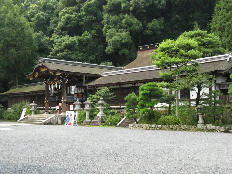 The main hall of Matsunoo Taisha beneath the wooded slope of Matsuoyama.