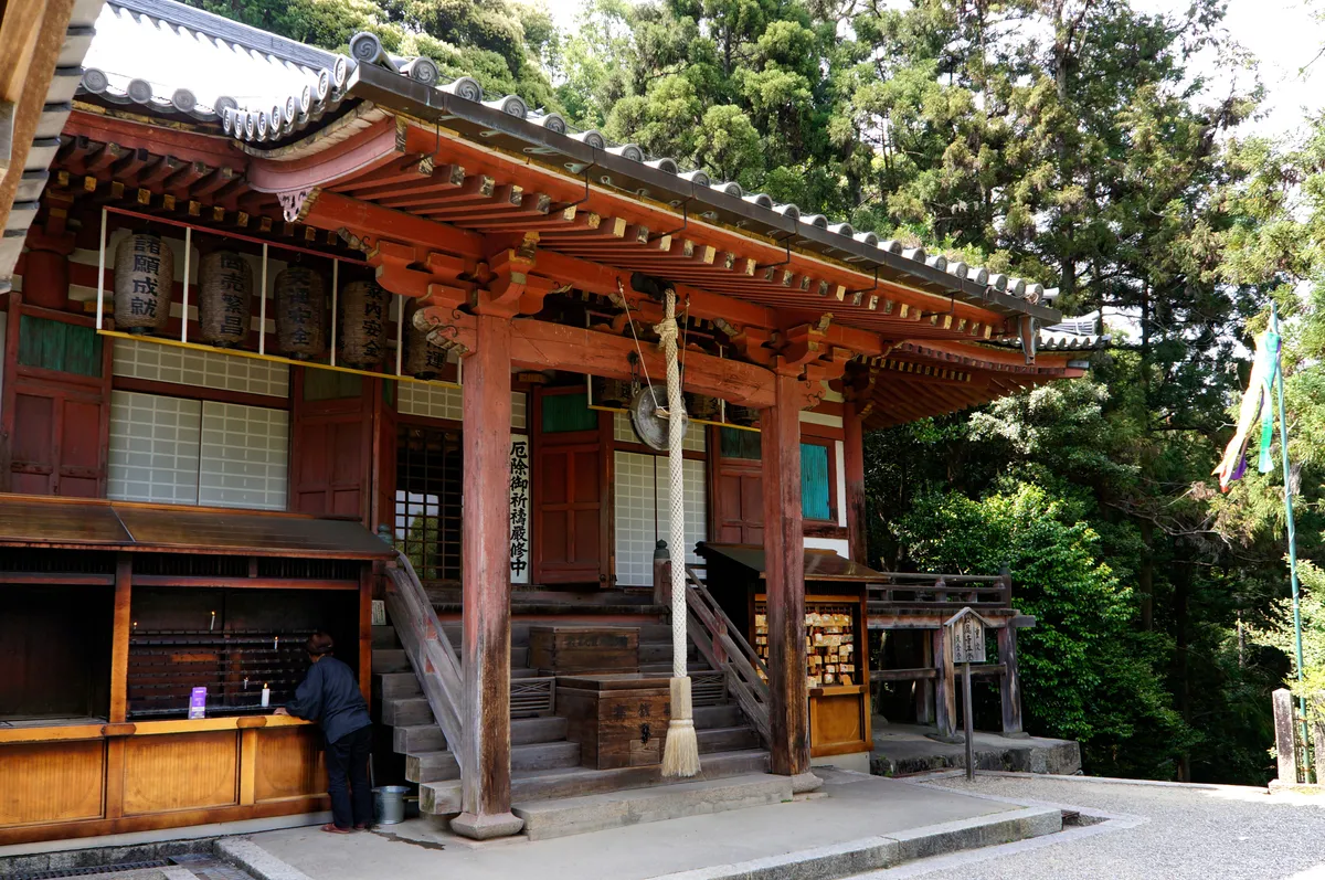 The precinct of Matsuo-dera in Yamatokoriyama.