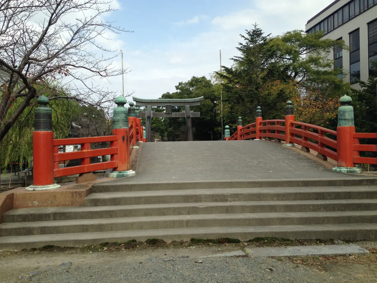 The bridge and torii before Mihashira Shrine in Yanagawa.