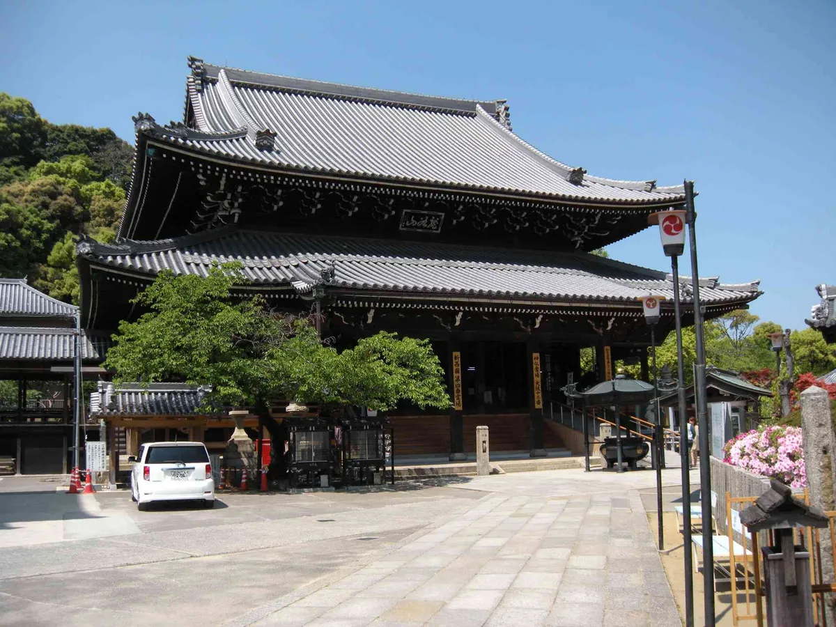 The main hall of Mizuma-dera in Kaizuka.