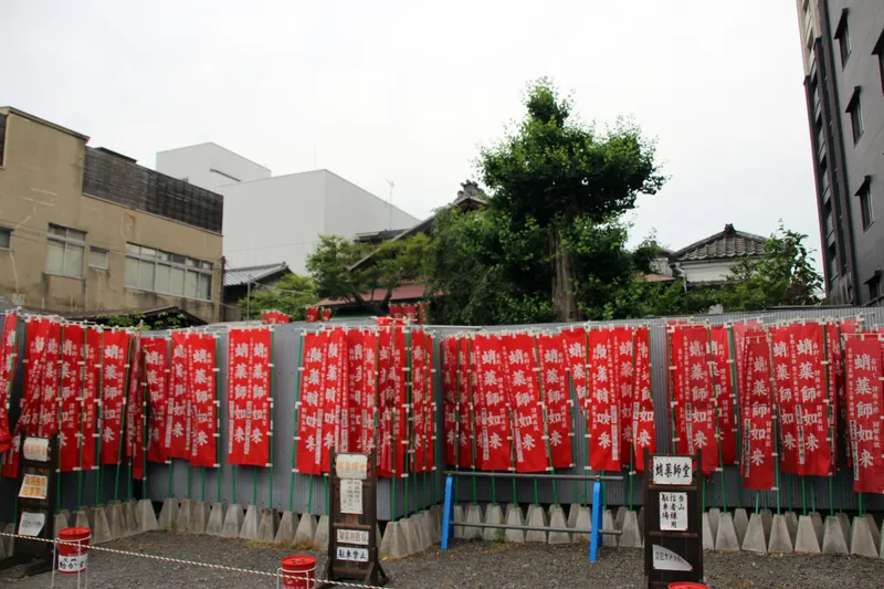 Nishiki Tenmangu opening straight off the covered arcade of Shinkyogoku.