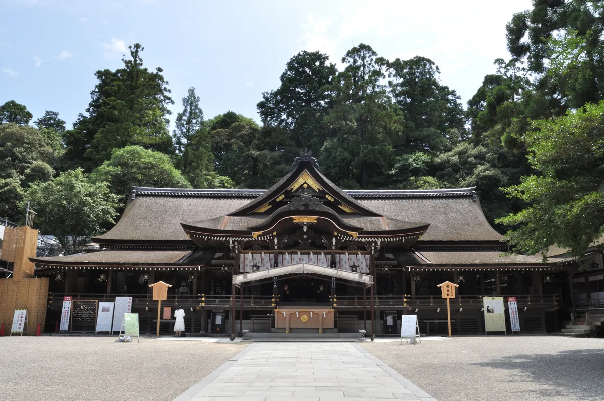 The worship hall of Omiwa Jinja, with Mount Miwa behind it.
