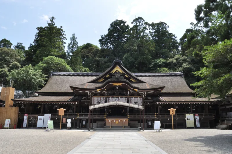 The worship hall of Omiwa Jinja, with Mount Miwa behind it.