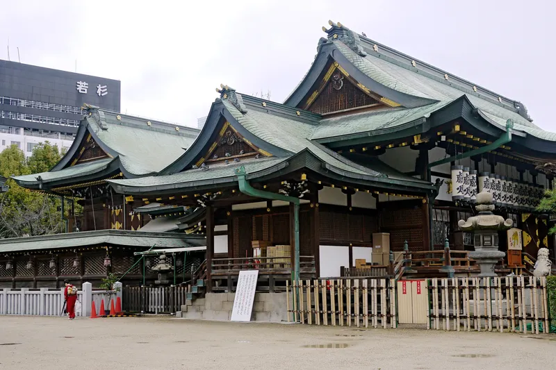The gate and precinct of Osaka Tenmangu.