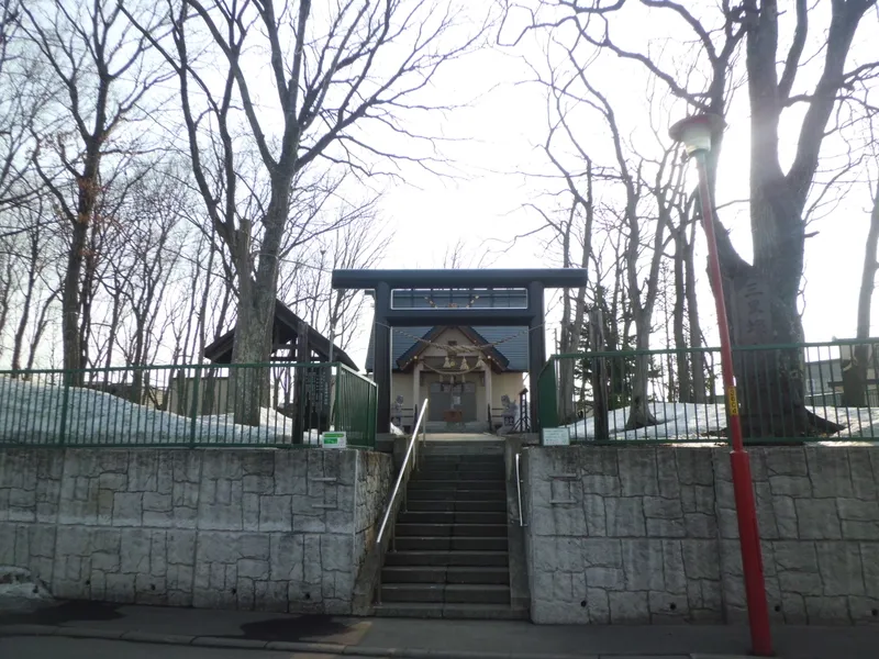 The precinct of Sanrizuka Jinja in Utsukushigaoka, Kiyota-ku, Sapporo.