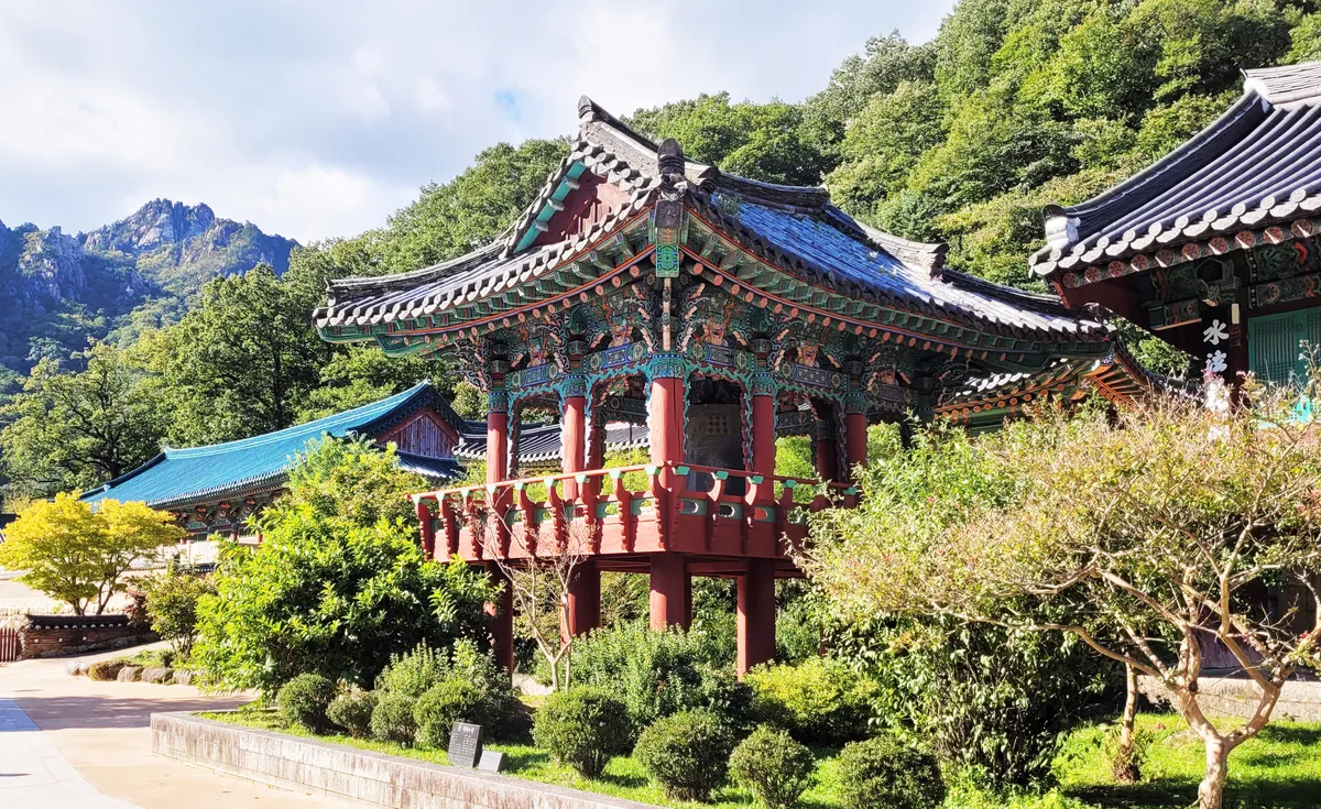 The precinct of Sinheungsa on Seoraksan, Sokcho.