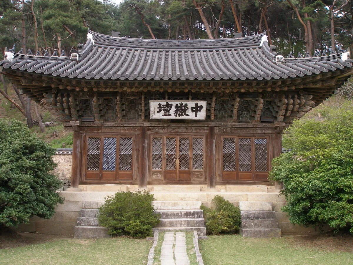 Jungakdan, the mountain-god hall in the grounds of Sinwonsa on Gyeryongsan.
