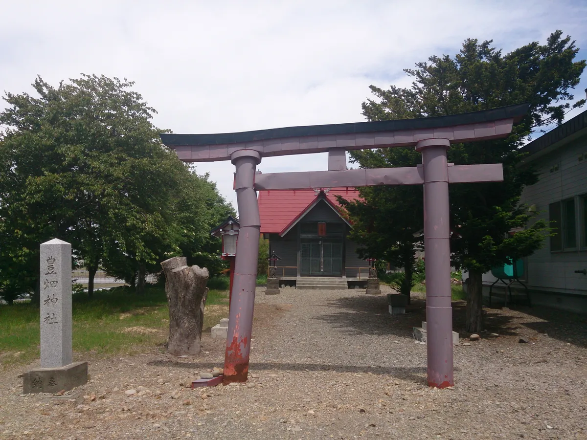 The precinct of Toyohata Jinja in Higashi-karikuru-cho, Higashi-ku, Sapporo.