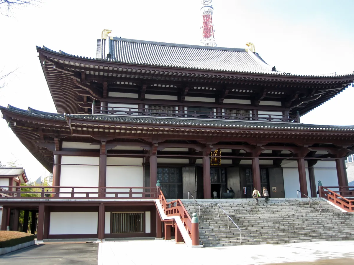 The main hall of Zojo-ji, a large tiled temple building, seen across its forecourt